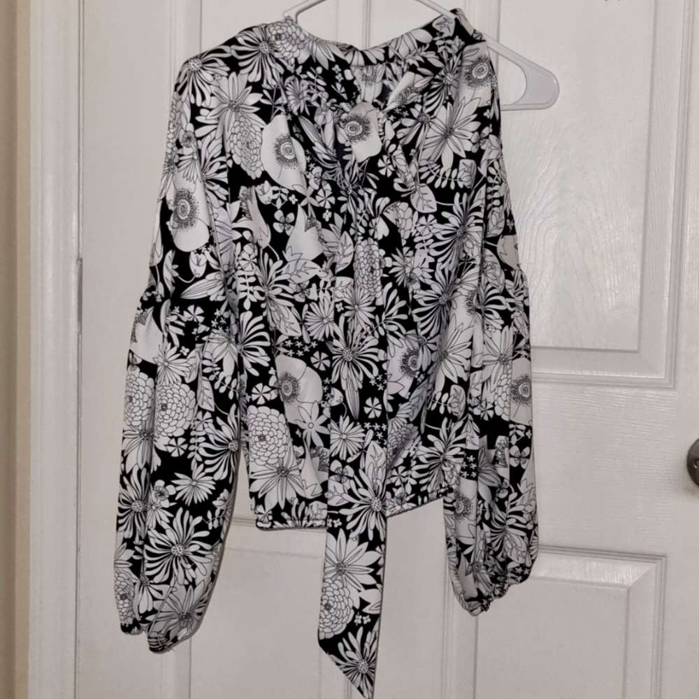 Elegant Black and white top. Ink brand, New. No tag. Never used.